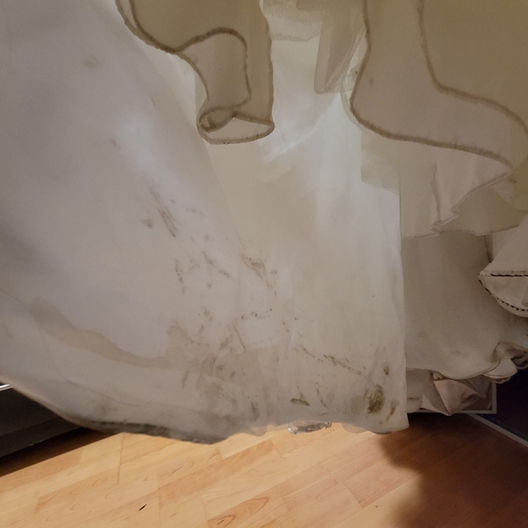 'Alfred Angelo Sapphire' Ivory Lace Beaded Mermaid Sillhoutte Wedding Gown - Picture 11 of 16